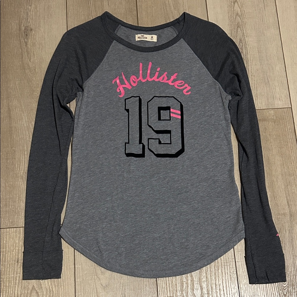 Hollister Two-Tone Raglan Graphic Tee in Charcoal and Pink
